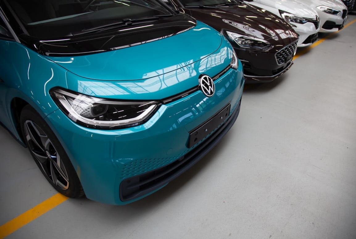 Diverse Autos warten am Hauptsitz in Bannwil auf ihre neuen Besitzerinnen und Besitzer. Die Autos werden von Carvolution eingelöst und auf Wunsch dire...