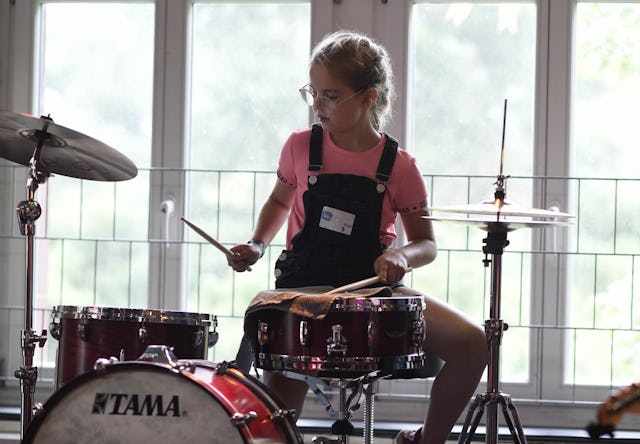 Es ist wichtig, Kindern eine Chance zu geben auszuprobieren, was ihnen liegt: Klavier, Gitarre oder das Schlagzeug?