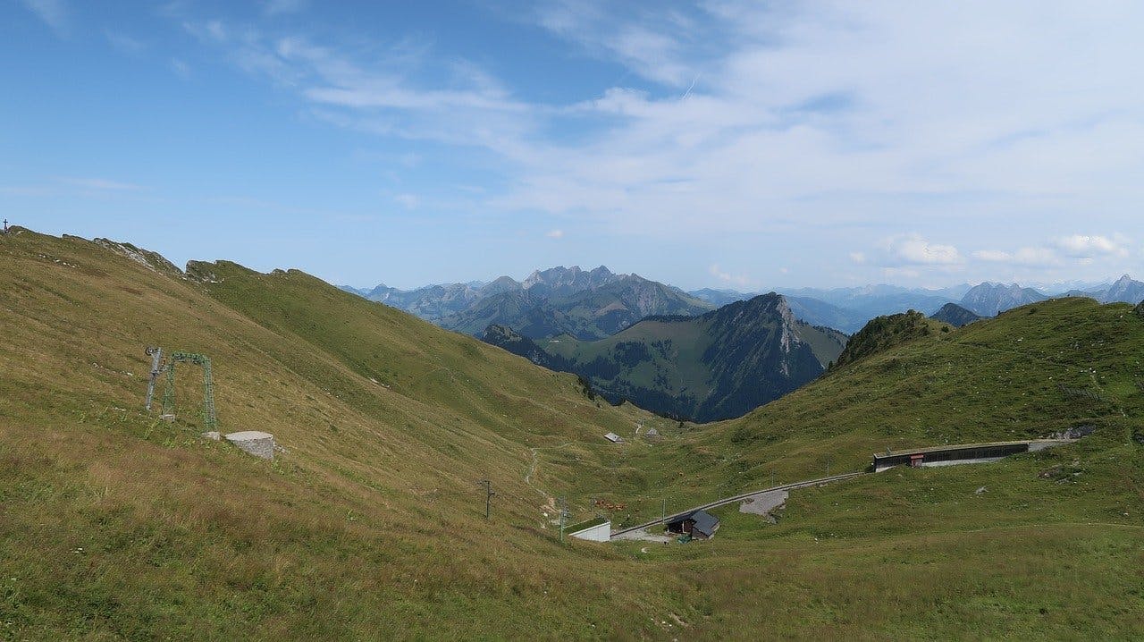 La montée aux Rochers de Naye se fait en train.