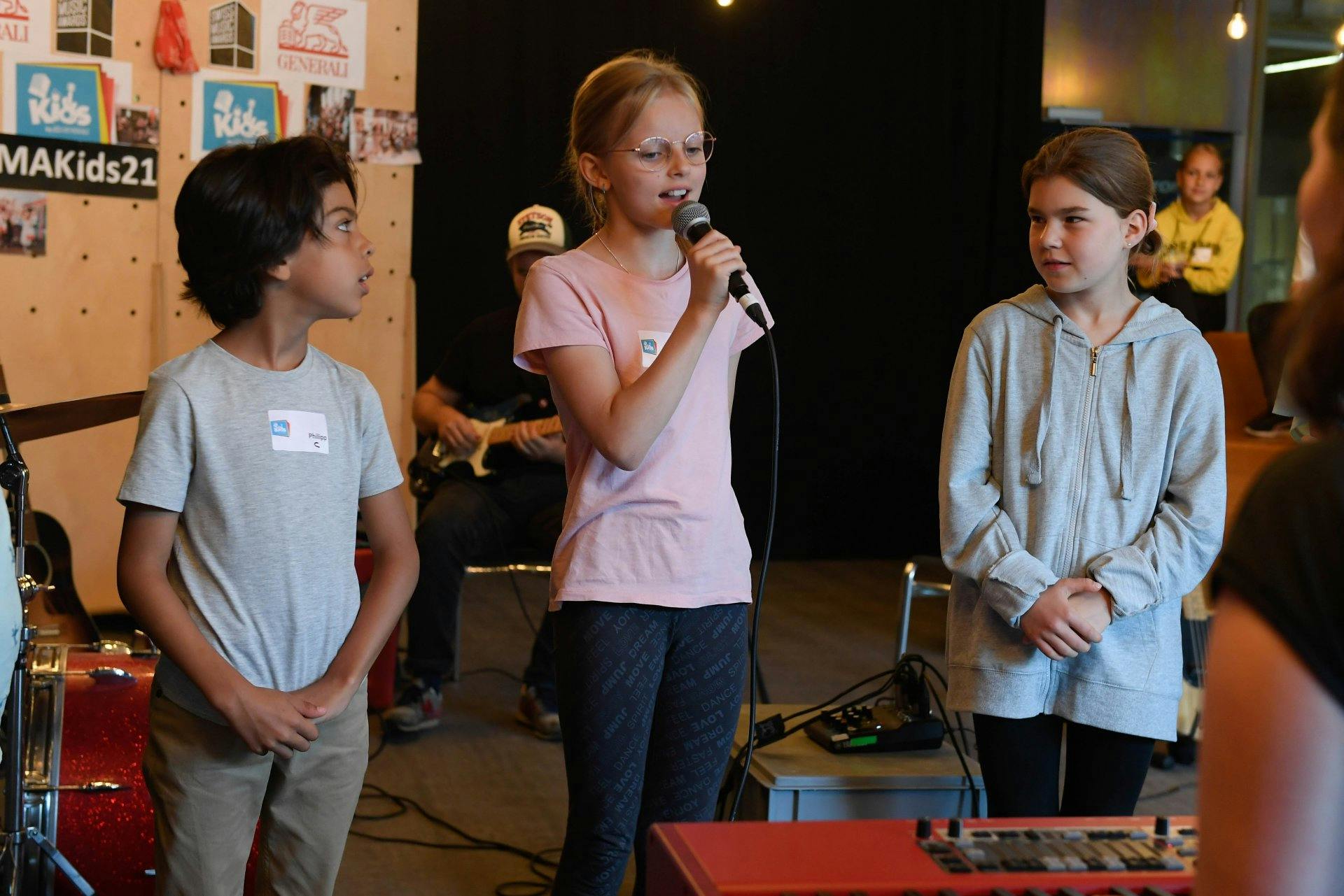 «Das hat doch schon gut getönt», lobt Hänni die Kinder, als sie seinen Song einstudieren.