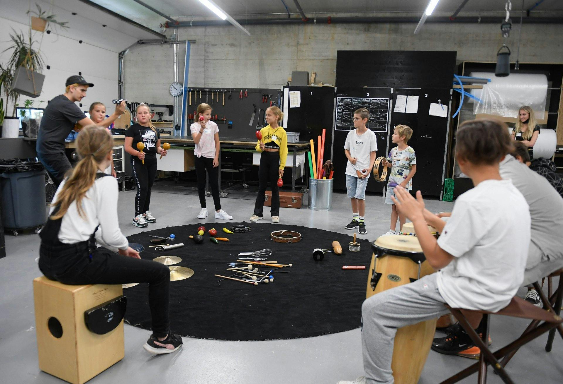 In den Workshops können die Kinder pröbeln und tüfteln.