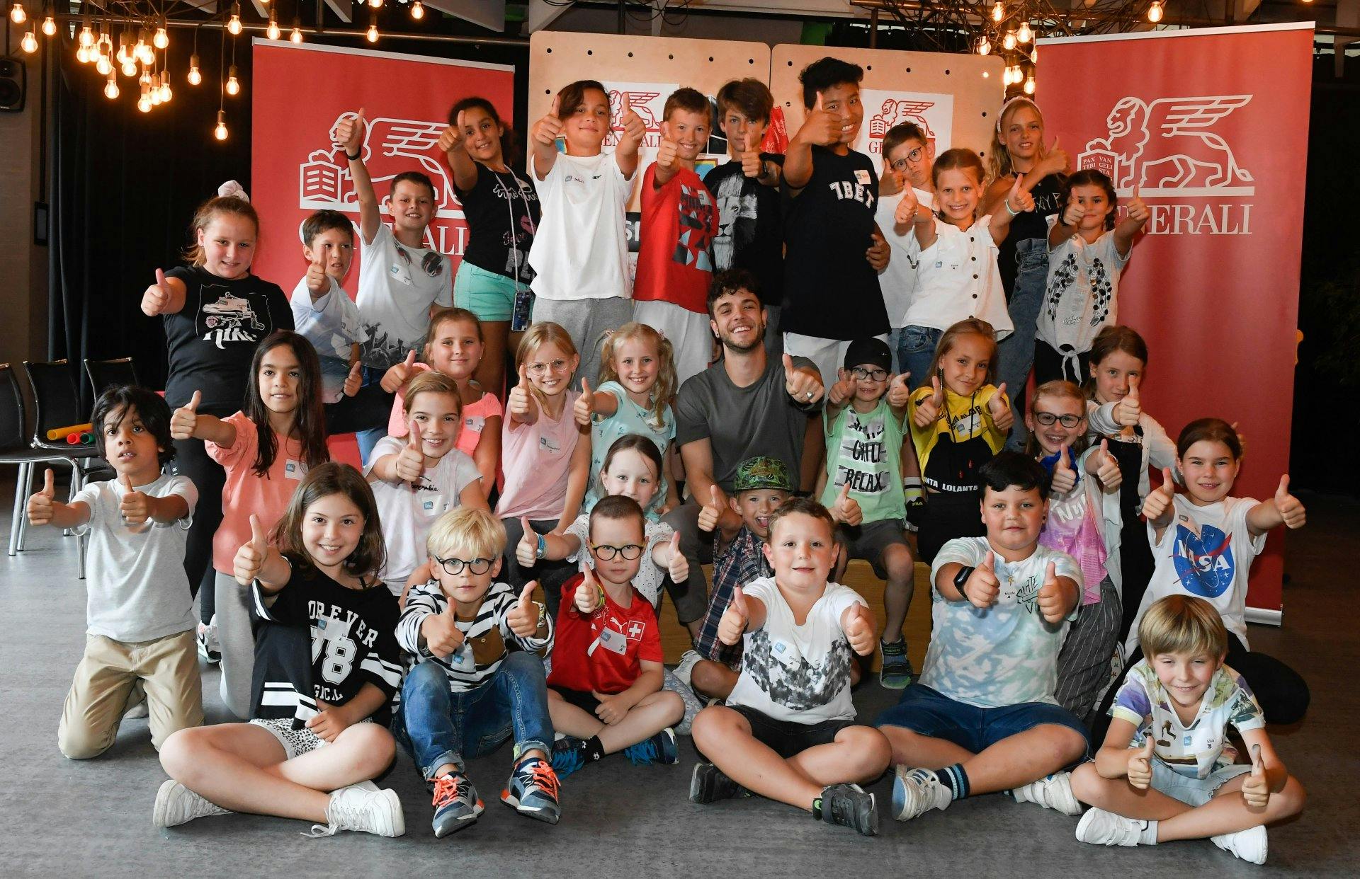 So sehen glückliche Nachwuchs-Talente aus: Die Kinder des Musikförderprogramms «SMA Kids by Generali» mit ihrem Mentor Luca Hänni.
