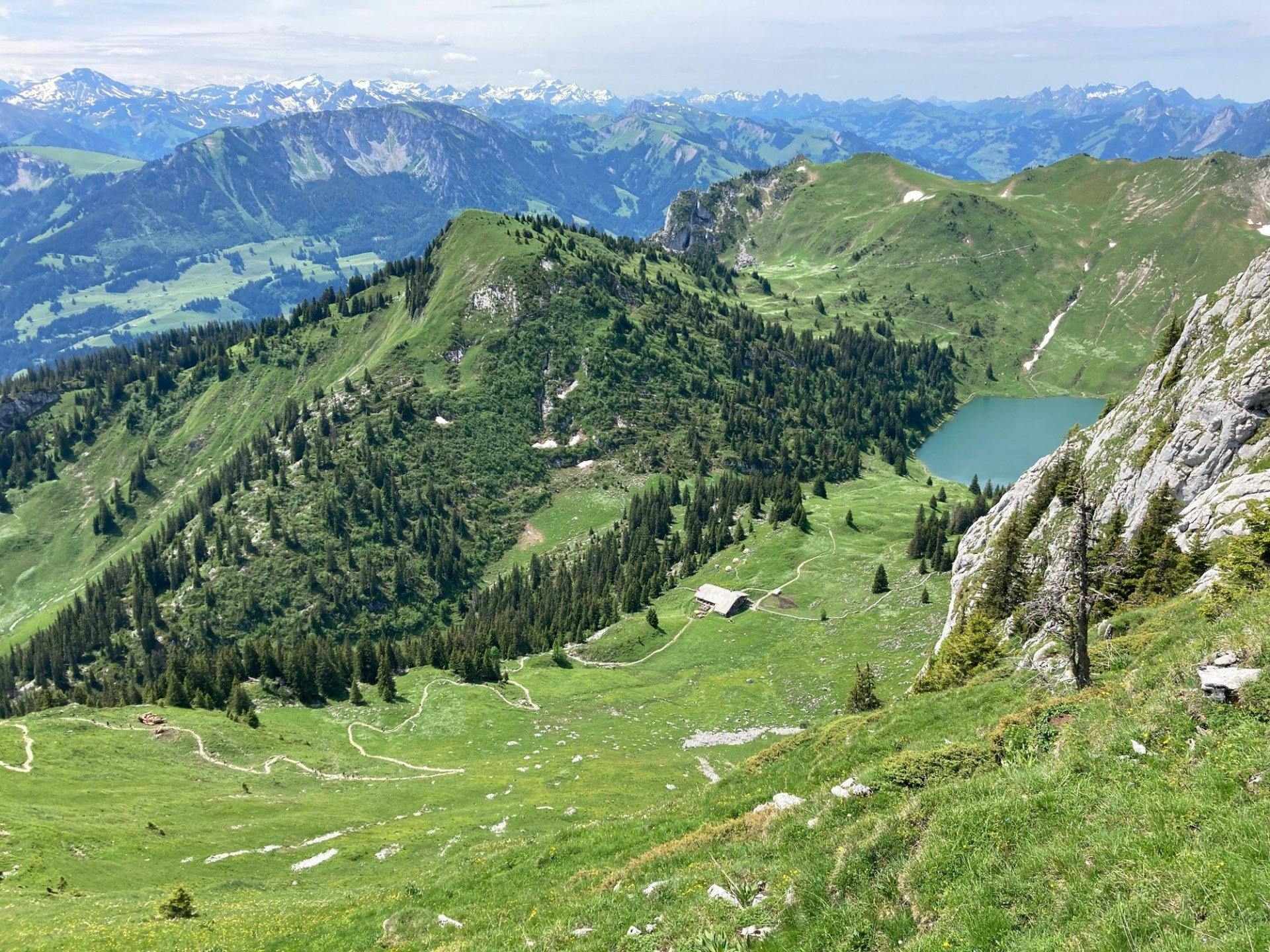 Blick zum Oberstockensee und zur Oberstockenalp, im Hintergrund das Simmental