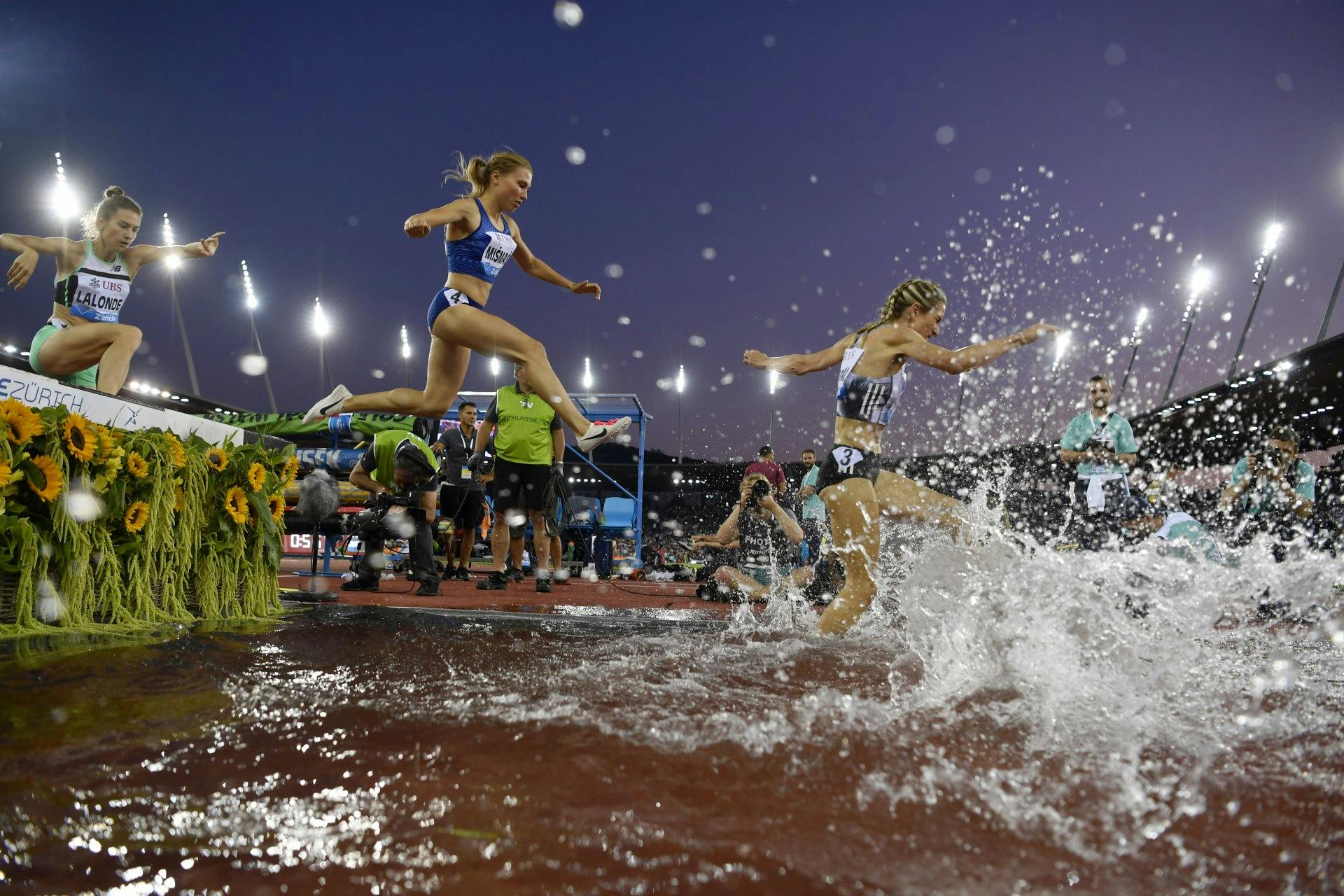 Beim Überqueren des Wassergrabens versuchen die Hindernisläuferinnen dagegen, ein längeres Bad zu vermeiden.