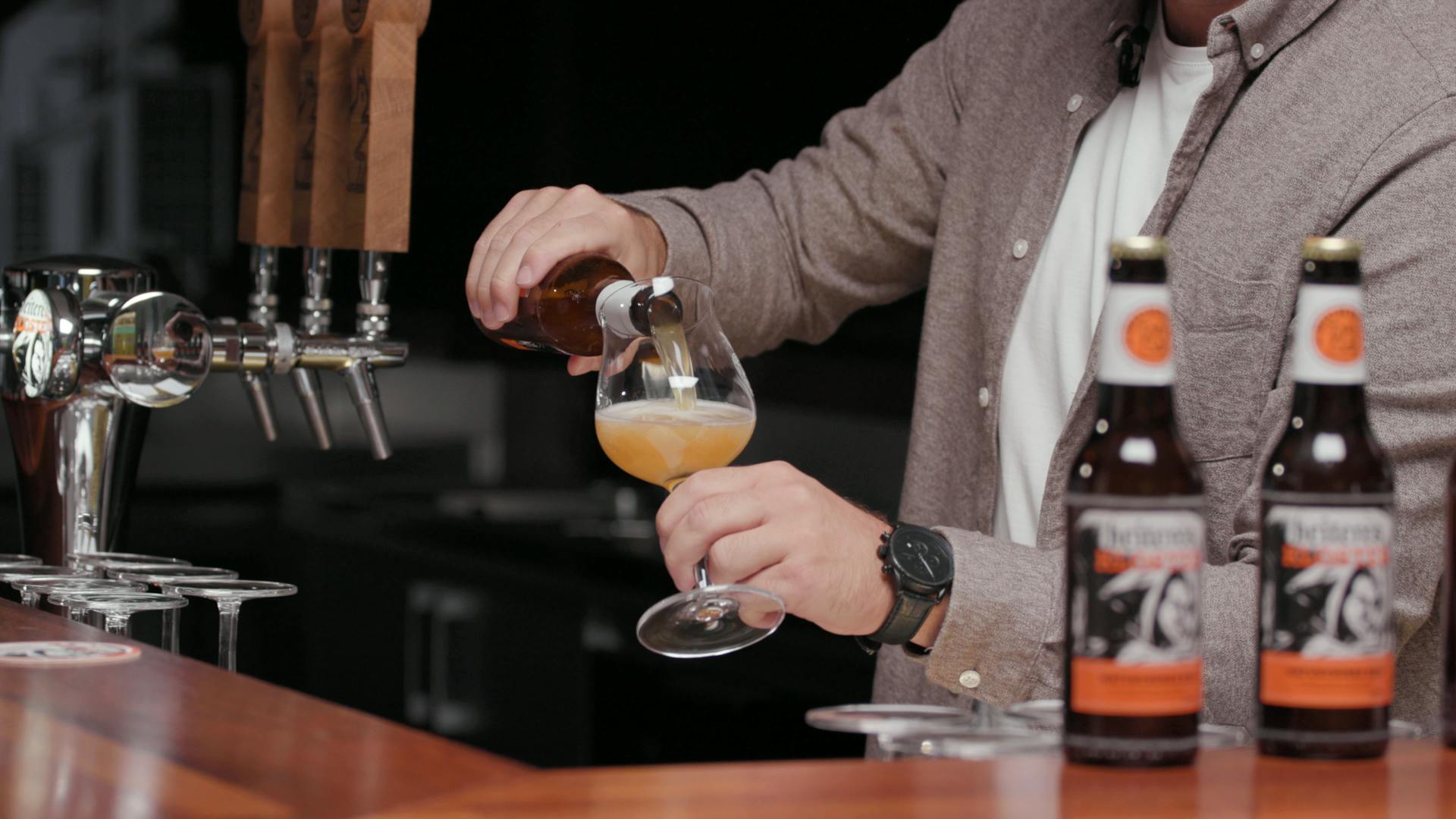 Das «Heitere Kloster» wird unfiltriert abgefüllt. Das führt zu einem naturtrüben, vollmundigen Bier, das mit feinen Hefearomen auftrumpft und mit eine...