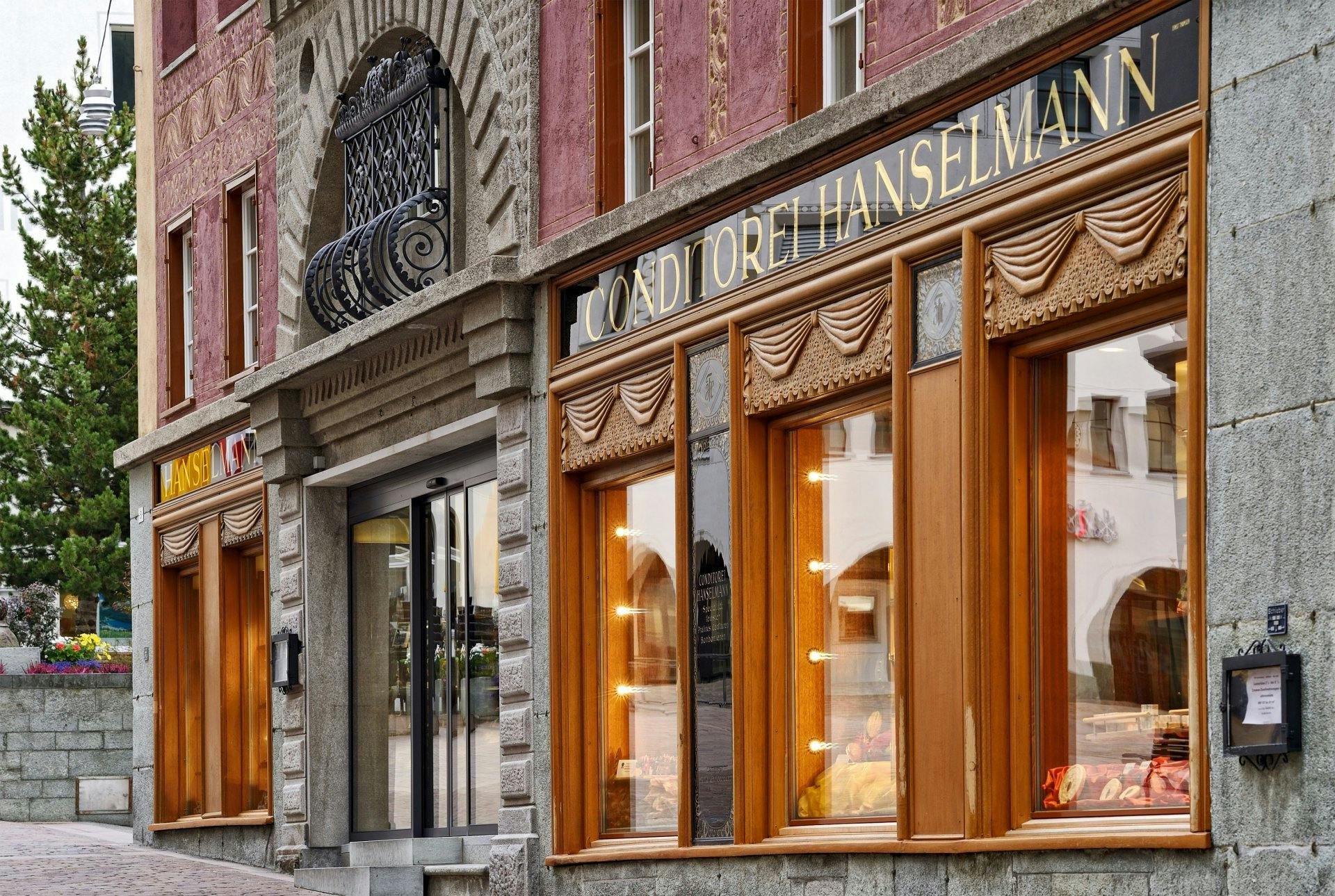 In St. Moritz lässt sich die Ladezeit wie ein britischer Royal überbrücken: Teetime bei Hanselmann!