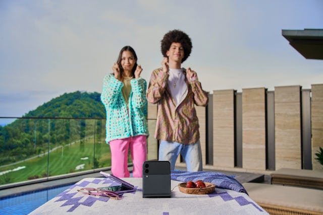 Particulièrement pratique: entre autres, la fonction de pliage qui rend les appels vidéo encore plus faciles.