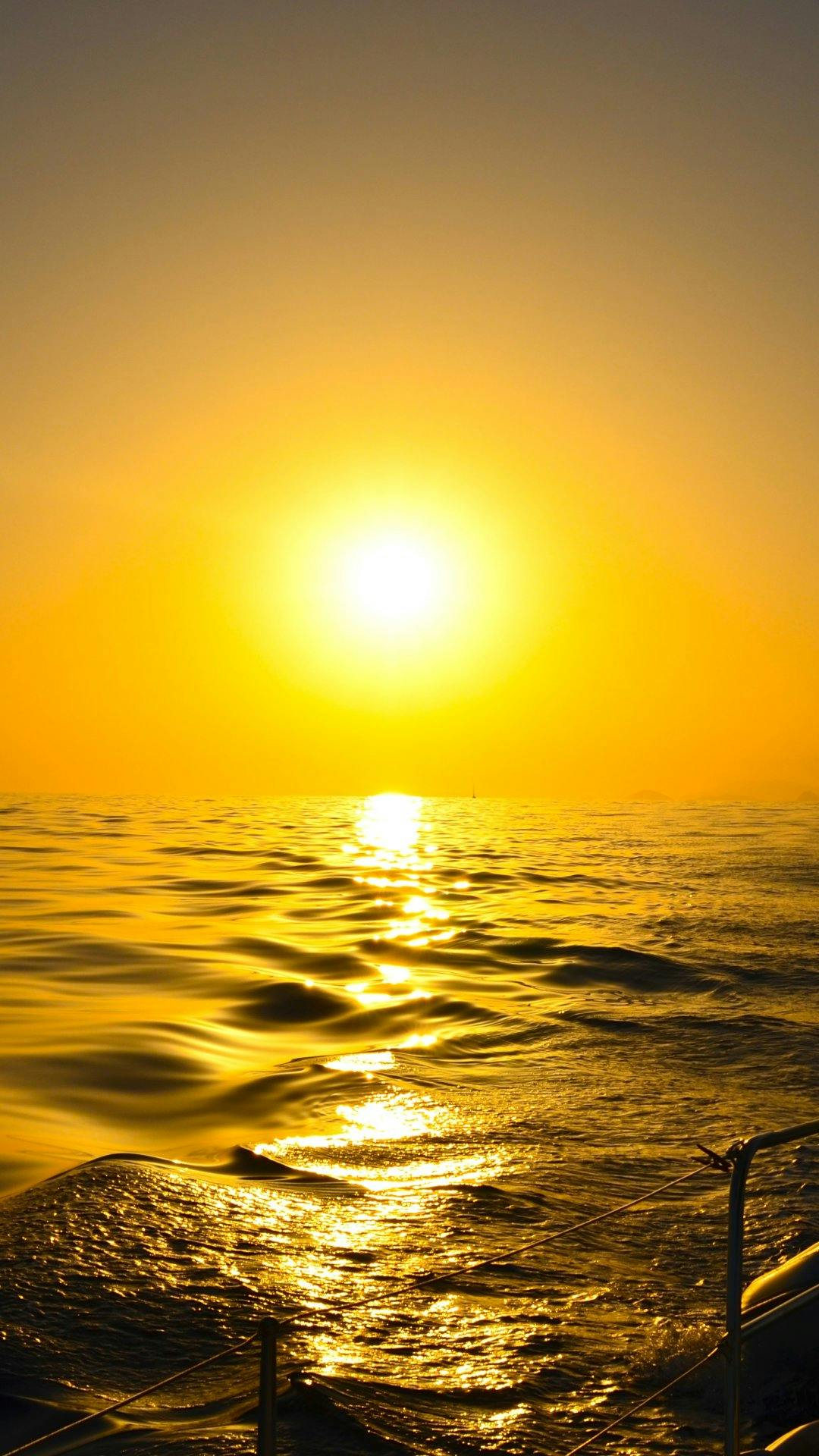 iImmer wieder erlebt man beim Sonnenuntergang auf dem Meer einen mystisch ruhigen Moment, in dem man das Gefühl hat, eins zu sein mit der Natur.