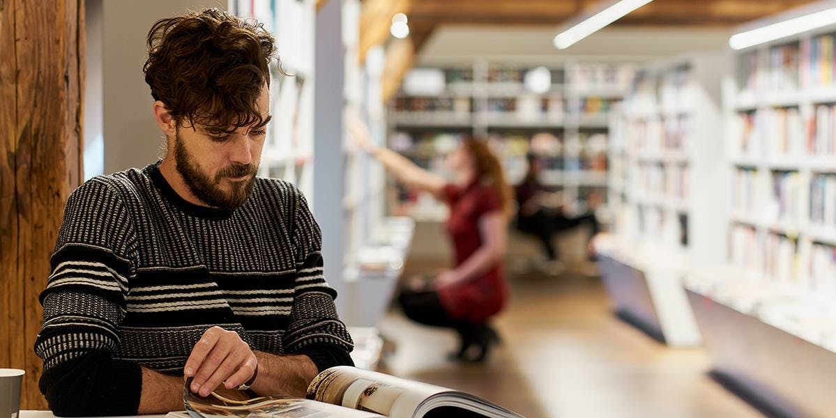 Lass dir mit einem Reiseführer die Vorfreude auf den nächsten Urlaub schüren oder nimm dir Zeit für einen TV-Serien-Marathon.