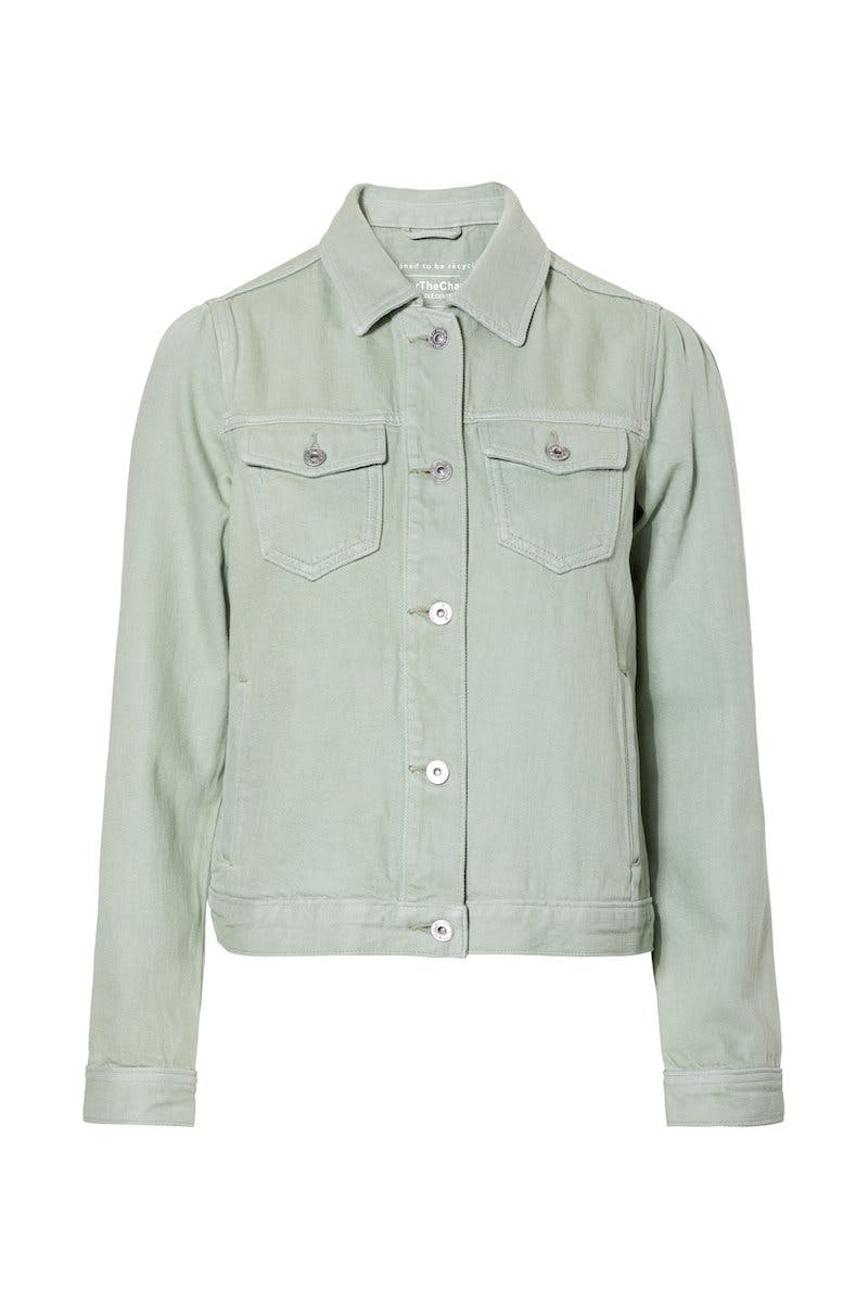 Le ton sauge donne une touche de couleur au quotidien, tandis que la production durable garantit une bonne conscience: veste en jean, 49.95 francs 