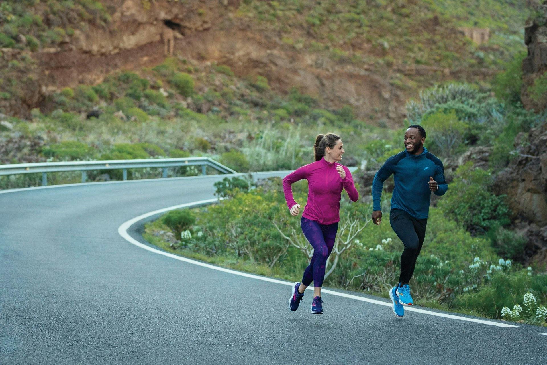 Der erste CO2-neutrale Laufschuh von Brooks besteht grösstenteils aus recyceltem Polyester.