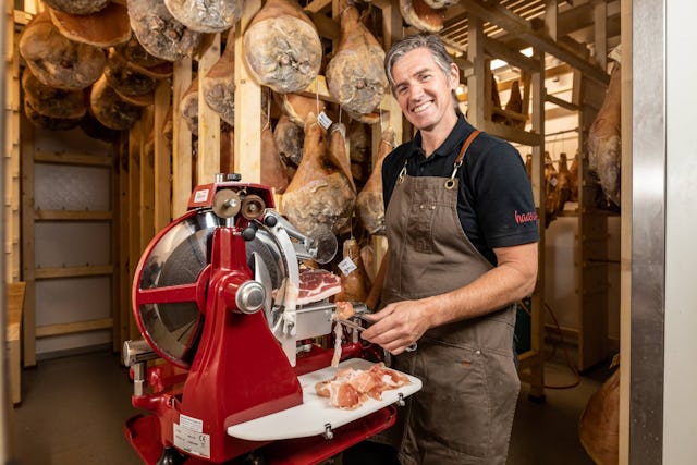 Kloster-Rohschinken wird am besten mit  einem Glas Wein zum Apéro genossen.