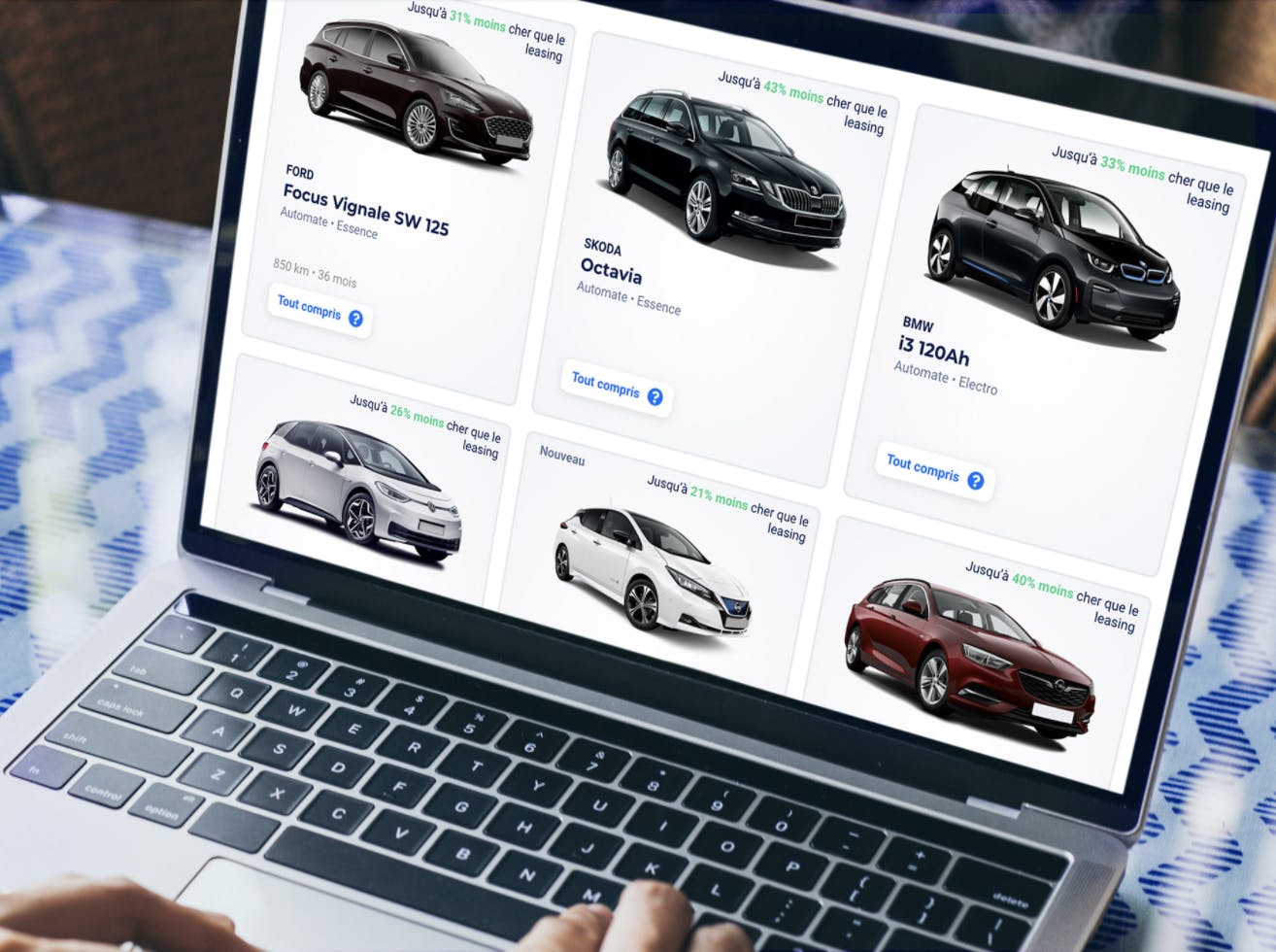 La nouvelle voiture est sélectionnée en ligne sur Carvolution.ch et l'abonnement est configuré.