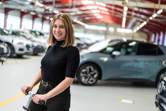 Léa Miggiano, Mitgründerin und CMO von Carvolution, bietet eine Alternative zu Kauf und Leasing an.