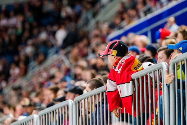 Qui sera le «Most Popular Player» 2021? Vote et gagne un maillot dédicacé par ton joueur préféré de l'équipe nationale suisse de hockey sur glace.