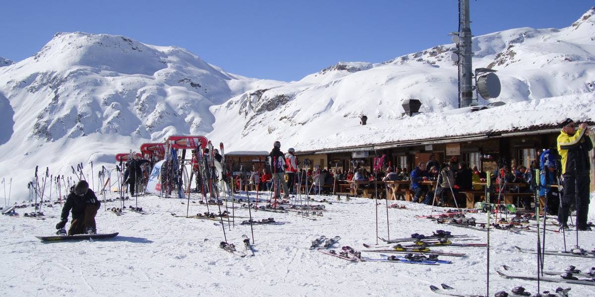 Das Bergrestaurant Camon befindet sich mitten im Skigebiet und bietet mit seiner Sonnenterasse einen wunderschönen Ausblick in die verschneite Berglan...