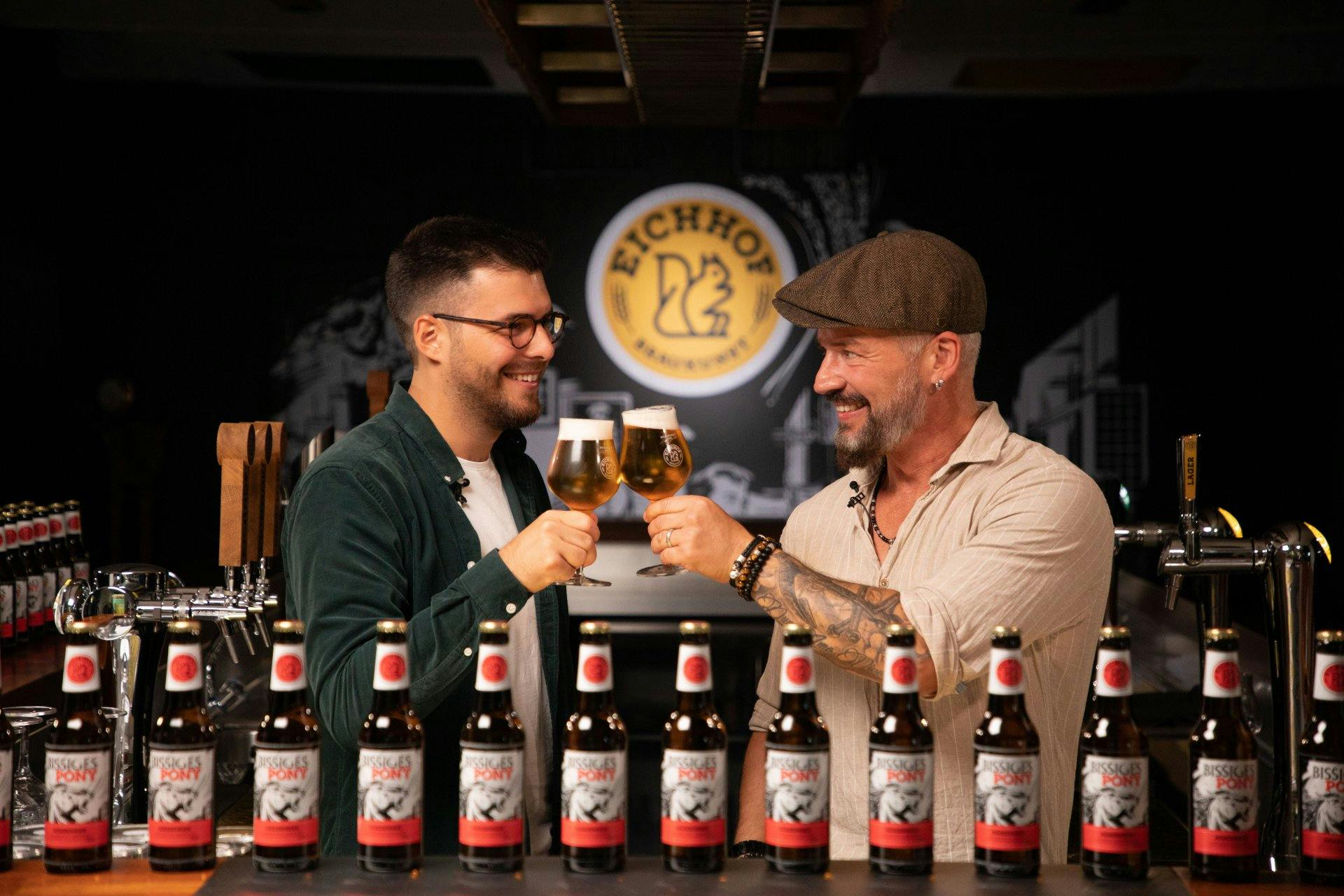 Remo Viceré, Eichhof-Bierbotschafter und Martin Wyss, Biersommelier stossen auf das bissige Pony an.