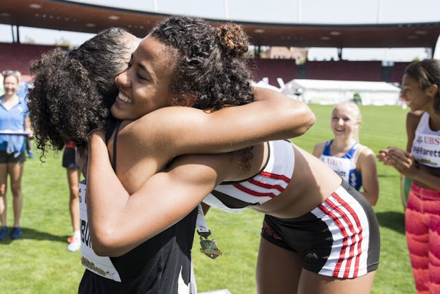 La remise de la médaille de Mujinga Kambundji à sa sœur Ditaji Kambundji, lors de la finale de l'UBS Kids Cup 2017 au stade du Letzigrund à Zurich.