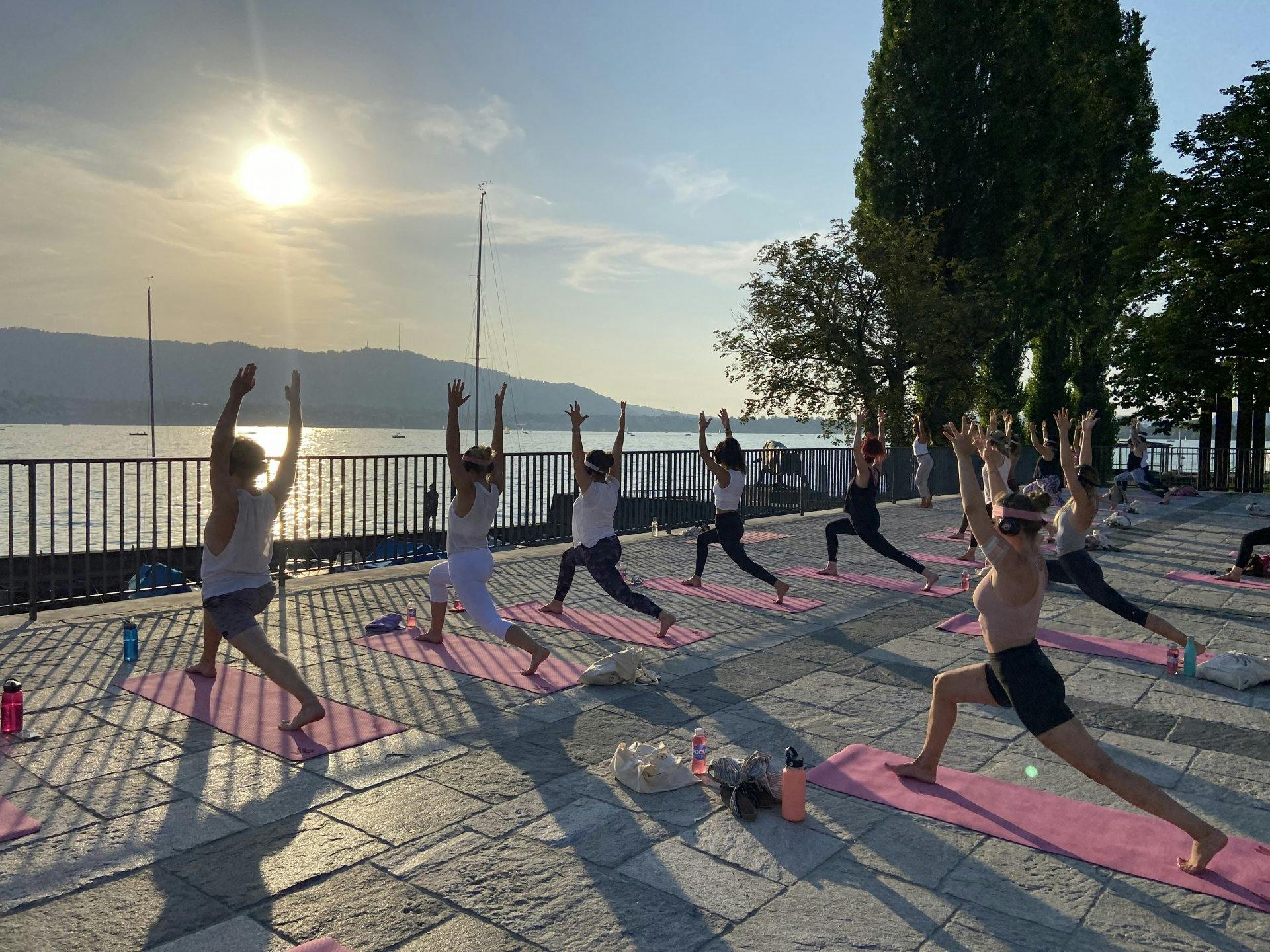 Um für mehr Awareness bei Brustkrebs zu sorgen, organisiert Pink Ribbon Schweiz regelmässig Events wie gemeinsames Yoga.