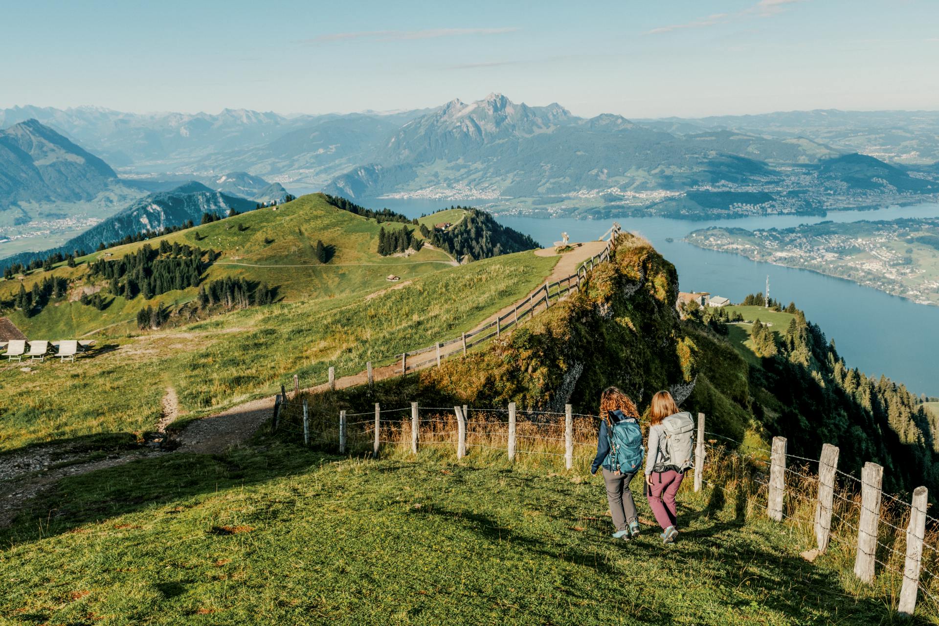Tell-Trail Etappe 3: Zwei Wanderinnen auf der Rigi mit Pilatus und Vierwaldstättersee im Hintergrund.