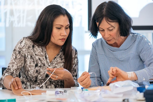 Das Üben von pflegetechnischen Aufgaben ist wichtig, um mehr Sicherheit für den Wiedereinstieg zu erhalten.