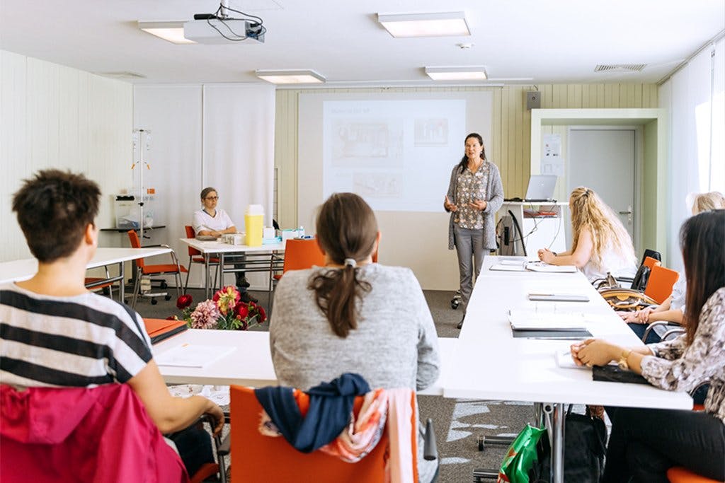 Theorieblöcke zu betriebswirtschaftlichen Grundlagen oder Anatomie wechseln mit Praxiseinheiten ab.