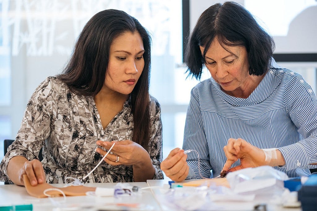 Die Gelegenheit ist ideal, um aktuelles Material kennenzulernen und in den Pflegeberuf zurückzukehren.