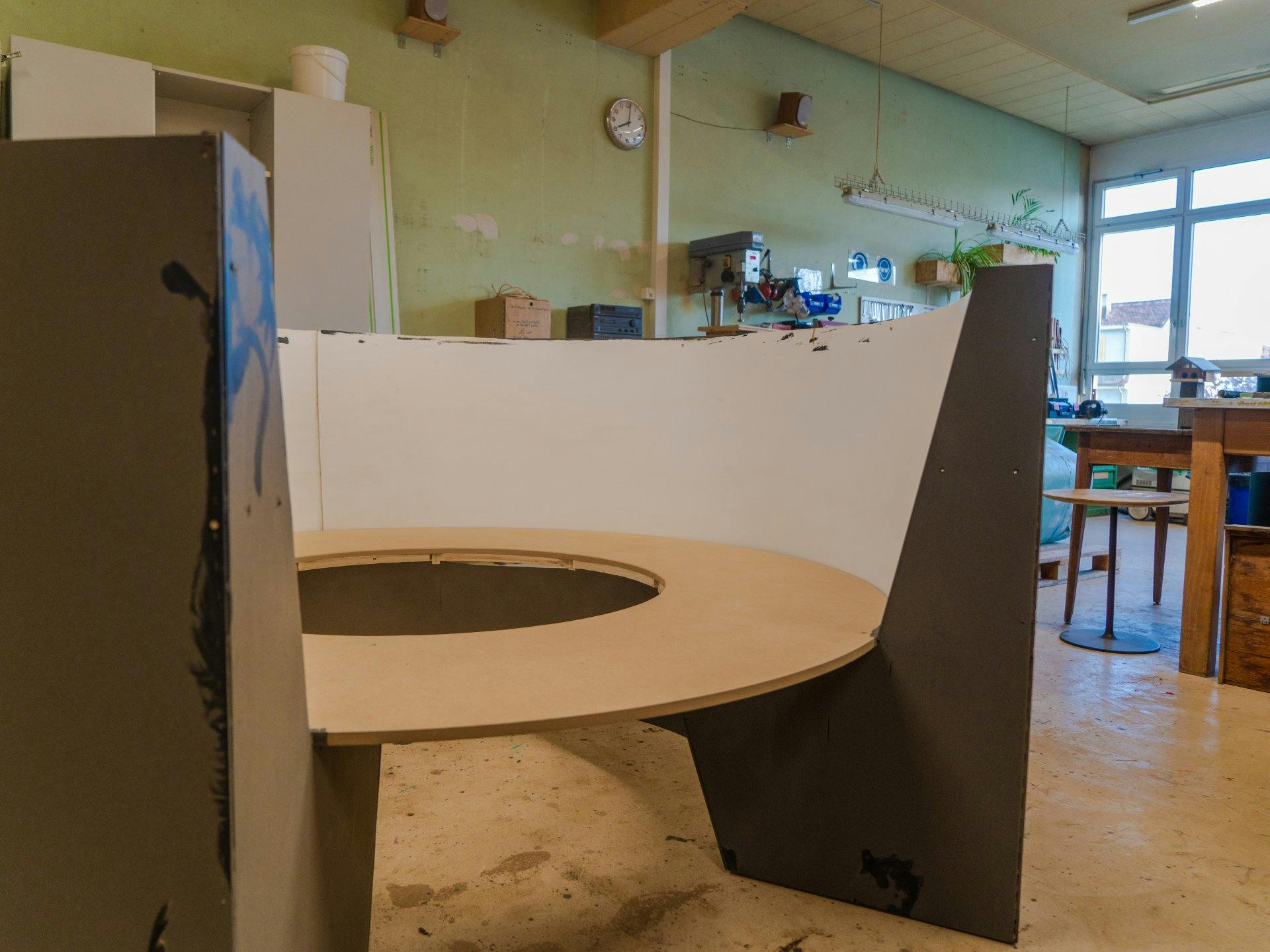 In der Sozialwerkstatt von Parterre Tangram in Birsfelden werden die Möbel in Handarbeit gefertigt.