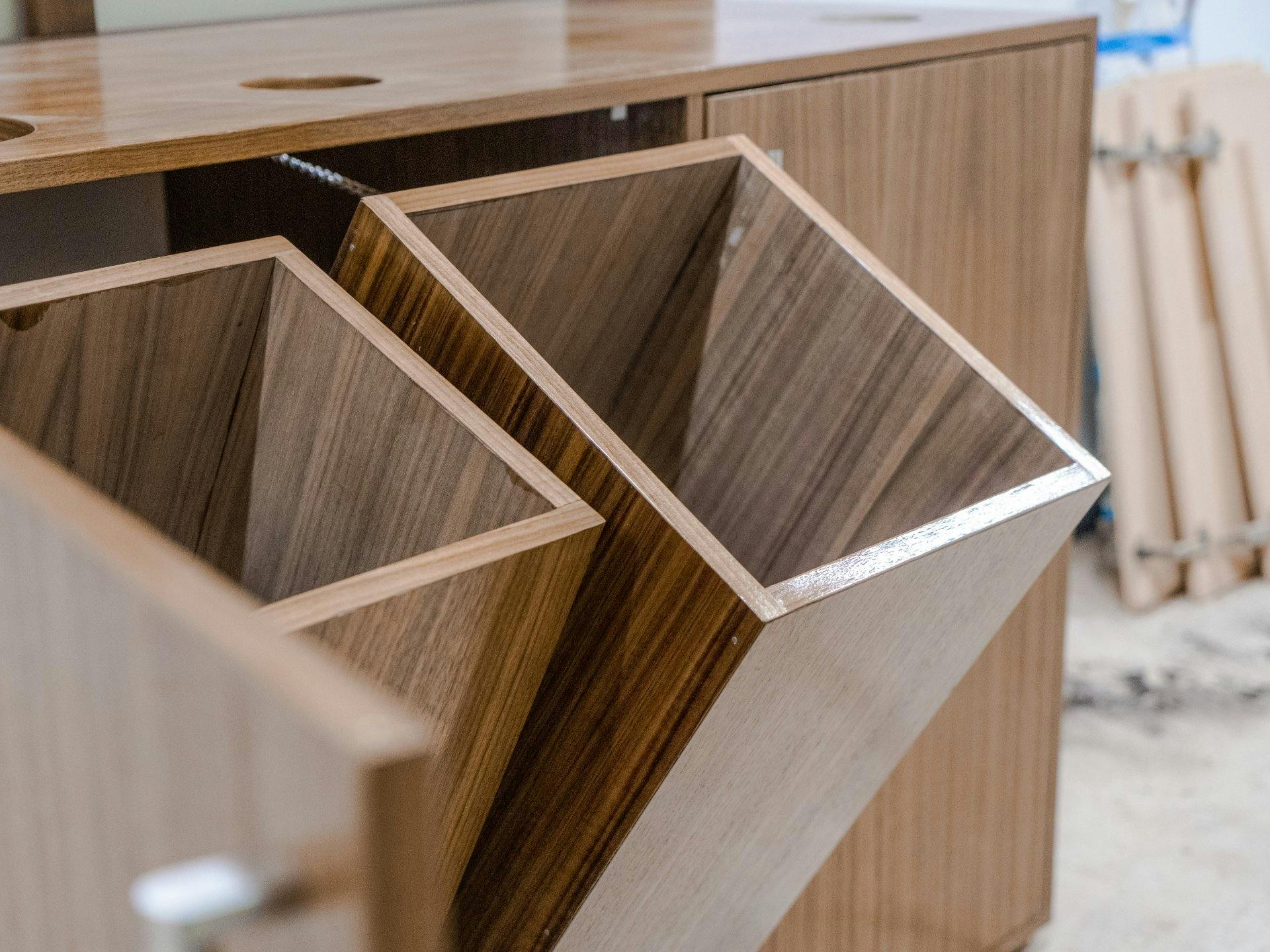 Handgefertigte Recyclingstation aus Allschwiler Holz, gefertigt in Birsfelden von stellenlosen Personen, die wieder ins
Arbeitsleben integriert werden...