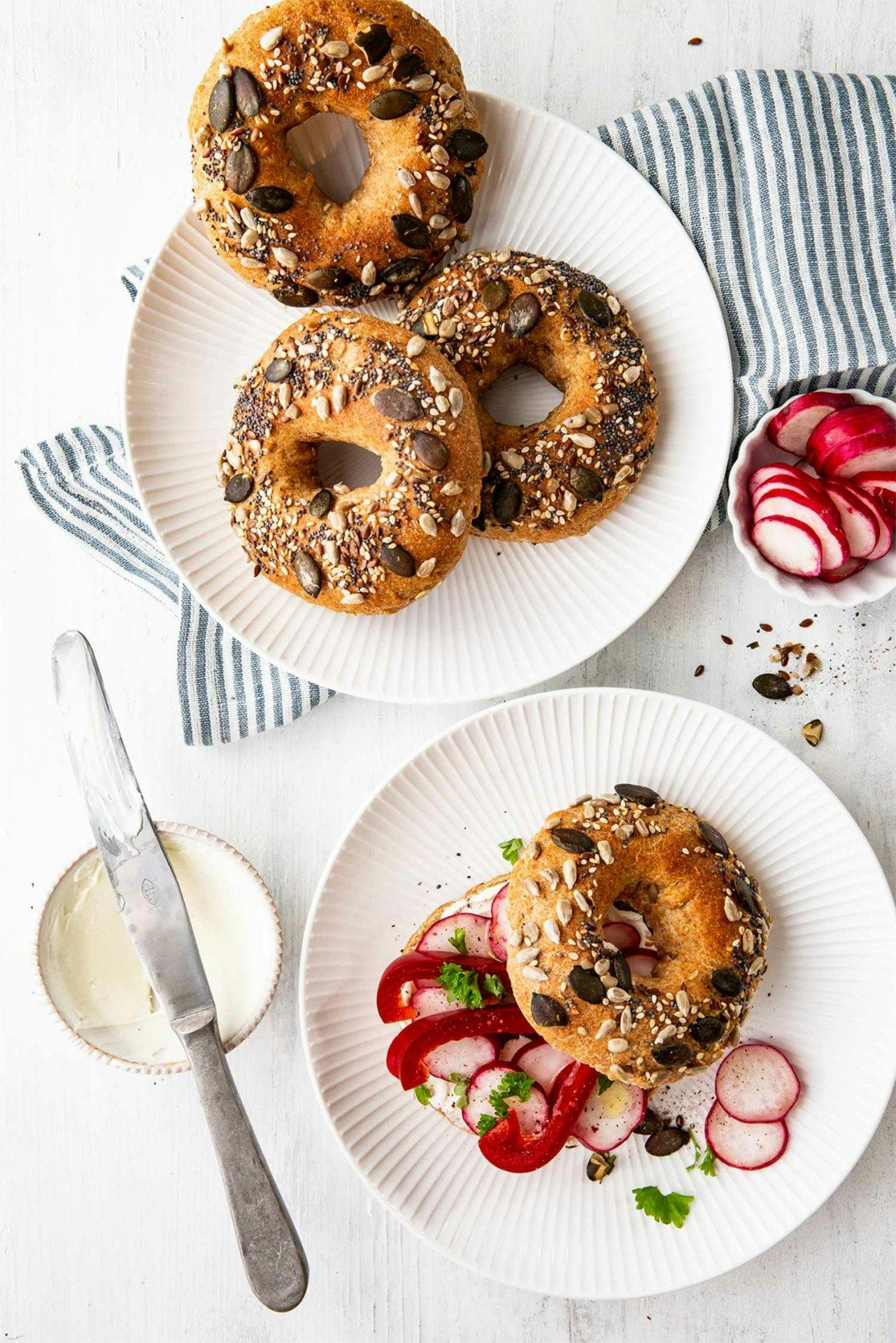 Vollkorn-Bagels mit einer Füllung aus Frischkäse und Radieschen.