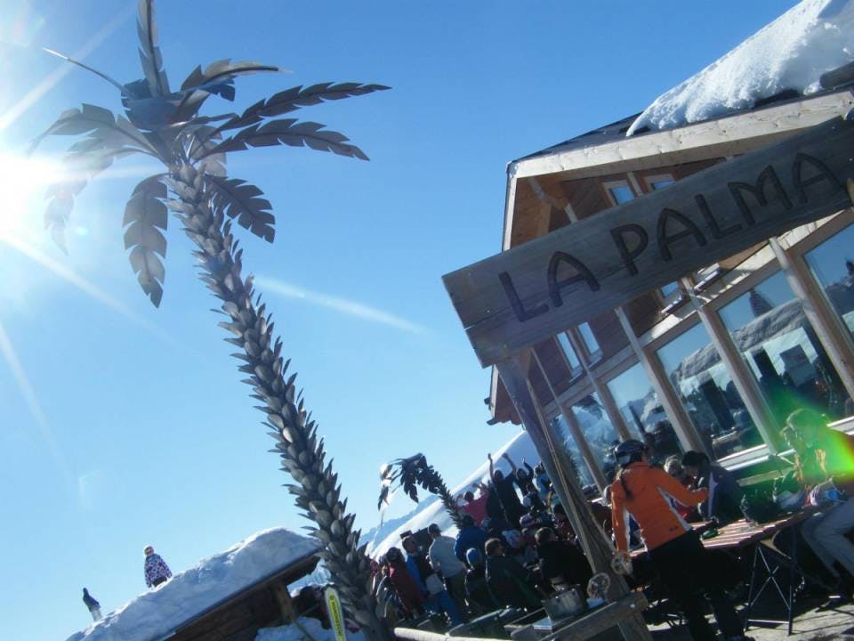 In La Palma bar gibt es gutbürgerliche Küche, Hamburger-Spezialitäten, Spare Ribs, feine Drinks. Über den Wanderweg auch zu Fuss erreichbar.