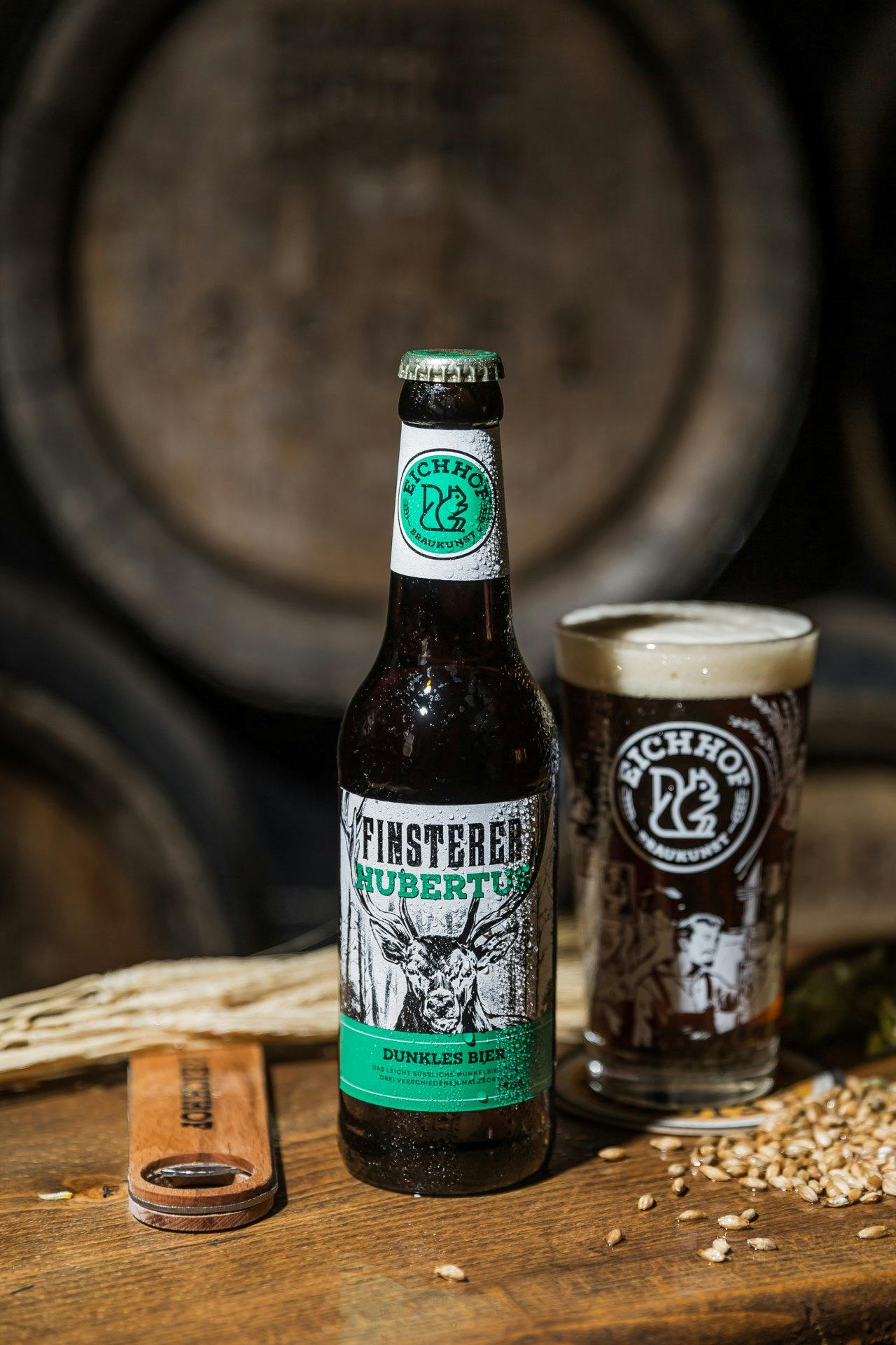 Typisch für das Finstere Hubertus sind neben seiner rotbraunen Farbe und dem Kaffeeduft in der Nase die leicht süsslichen Malz- und Röstaromen.