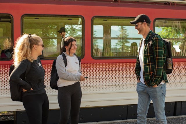 Ein schöner Moment: Die glücklichen Gewinnerinnen Flavia und Nikki treffen auf Janosch.