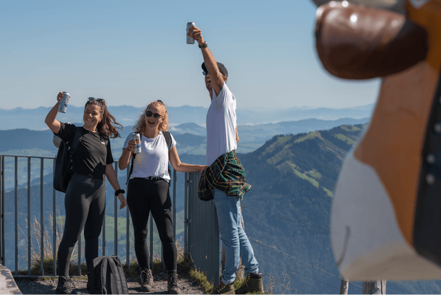 Erfrischende Aussicht: Motivierte Wandersleute und Feldschlösschen Alkoholfrei.