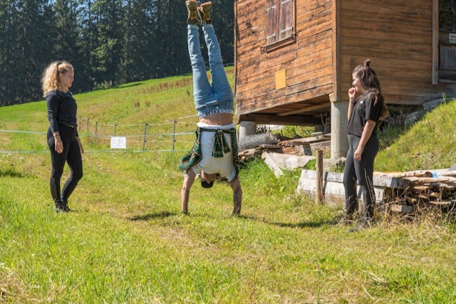 Es gibt keinen falschen Ort für einen eleganten Handstand.