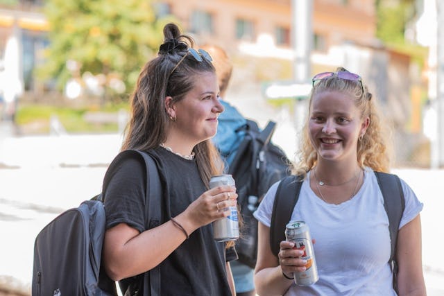 So sehen Siegerinnen aus: Flavia und Nikki nach der Wanderung mit ihrem Idol Janosch.