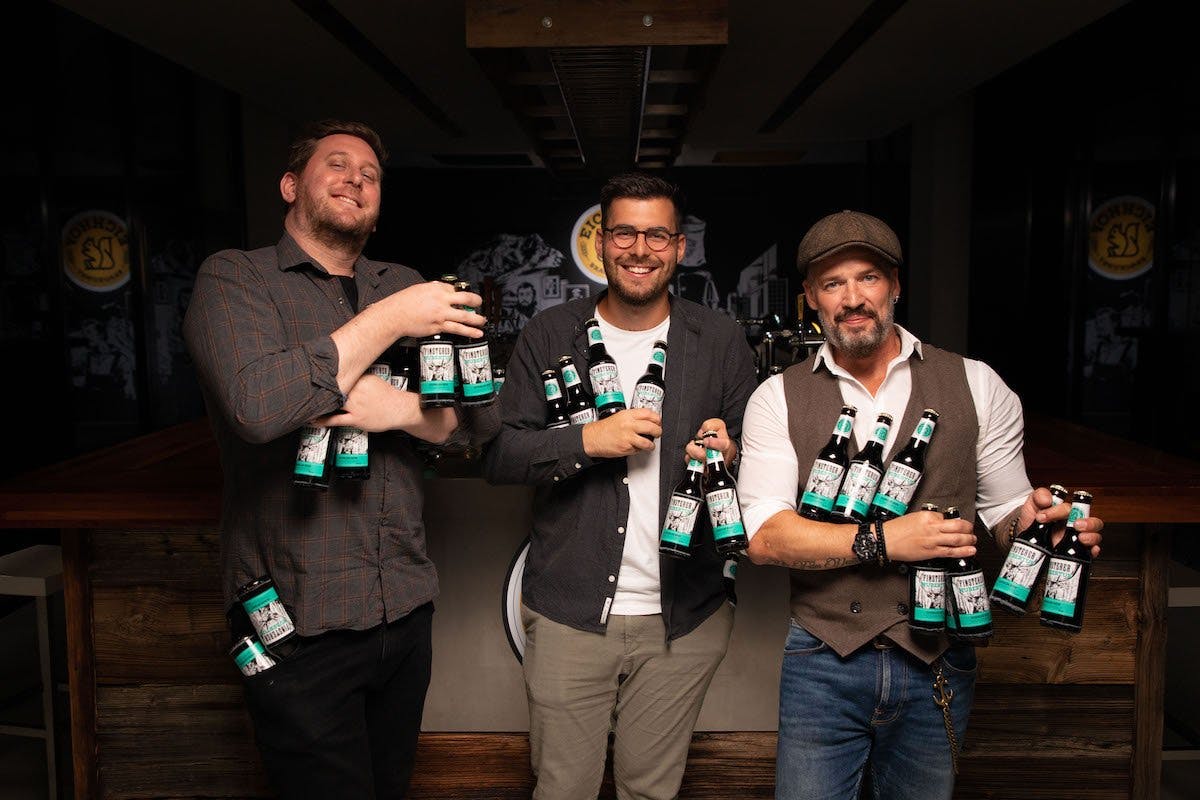 Eichhof-Bierbotschafter Remo Viceré, Biersommelier Martin Wyss und Bernhard Müller, Barchef bei «der Nachbar» in Luzern, kriegen nicht genug vom finst...