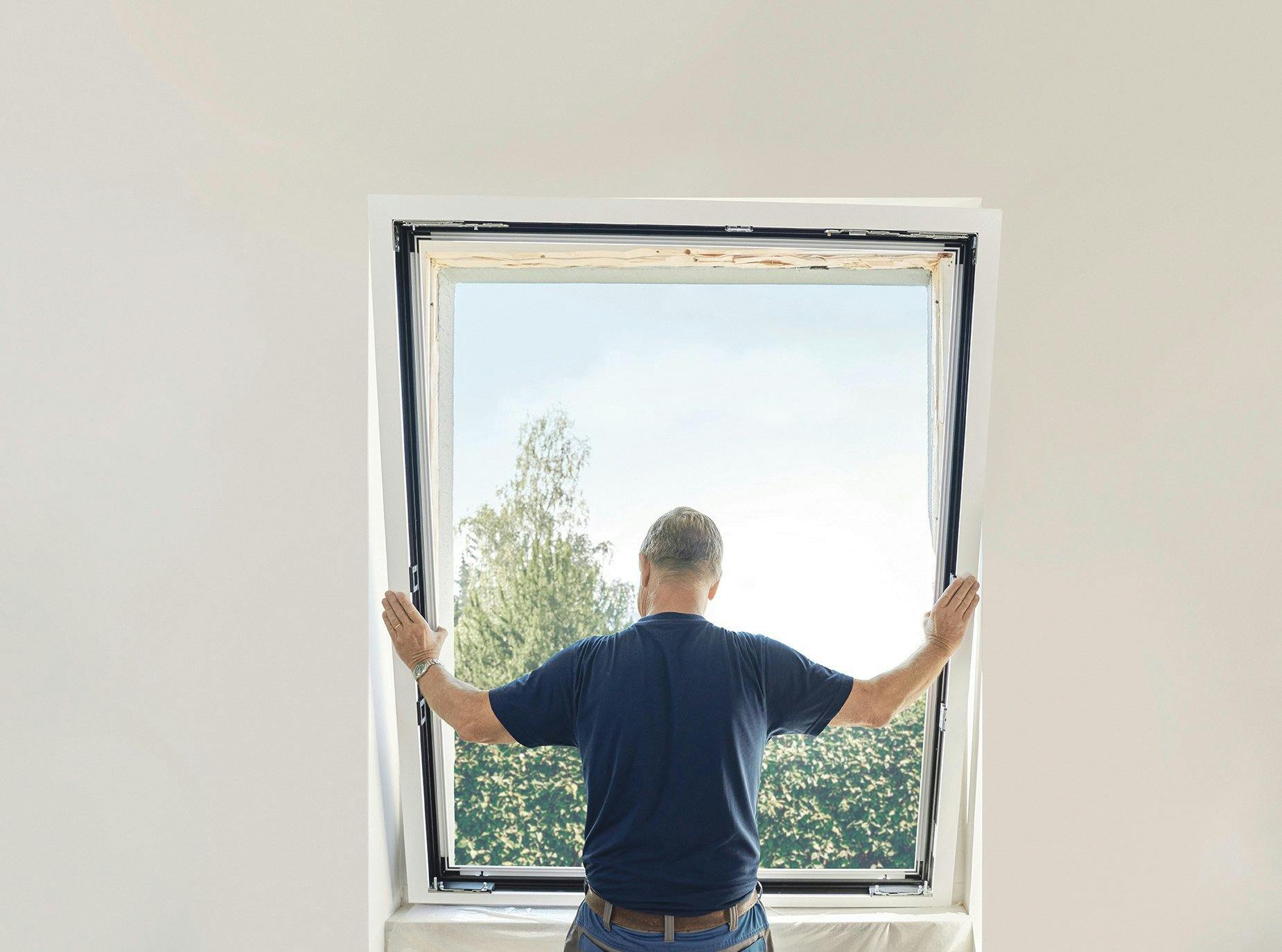 Adaptation des cadres RF1: le nouveau cadre est mis en place. Trois niveaux d’étanchéité ainsi que l’isolant en nid d’abeilles breveté de 4B sont gara...