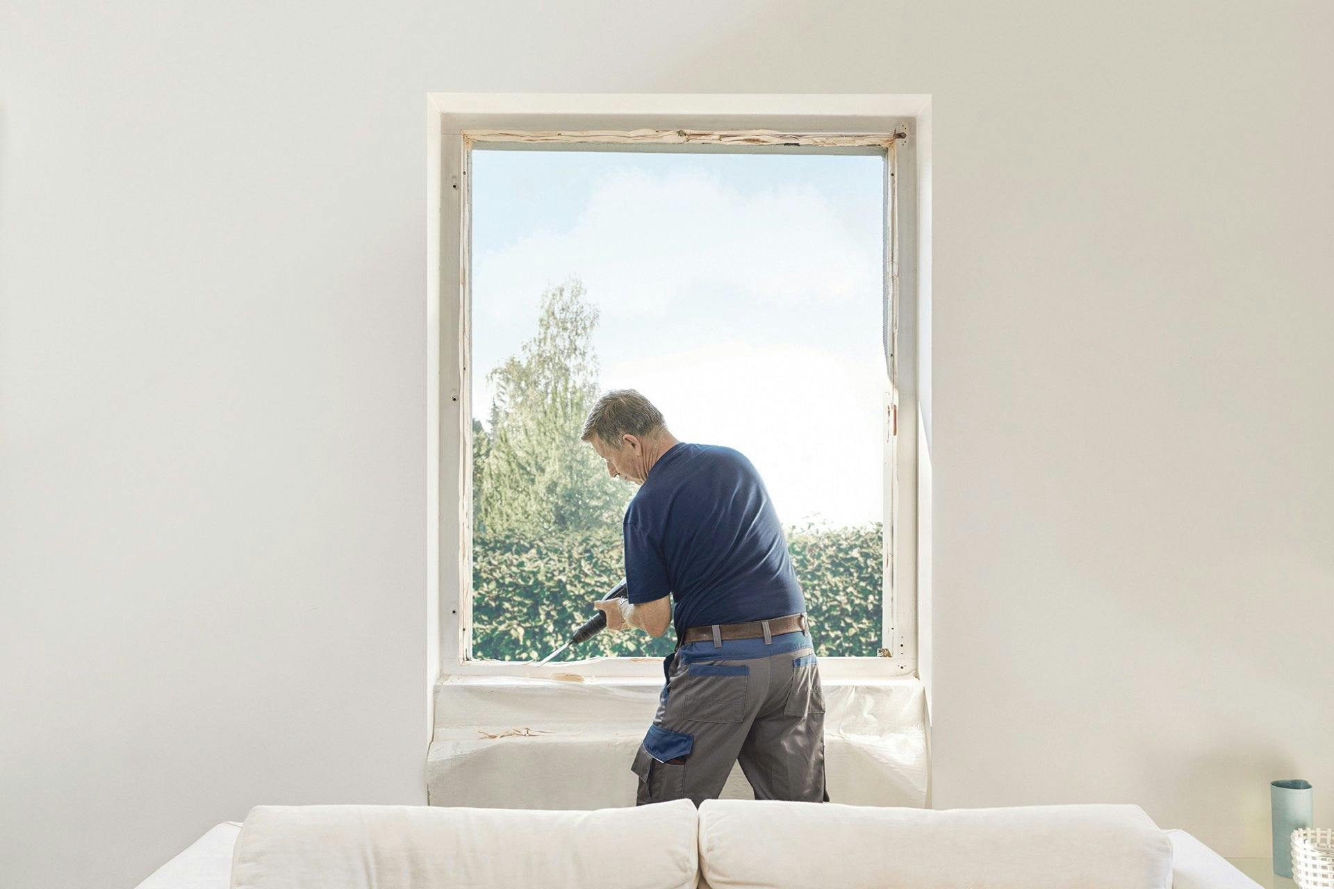 Préparation: les sols sont recouverts soigneusement. Les anciens vantaux, les ferrements, le renvoi d’eau sont retirés et le cadre existant est prépar...