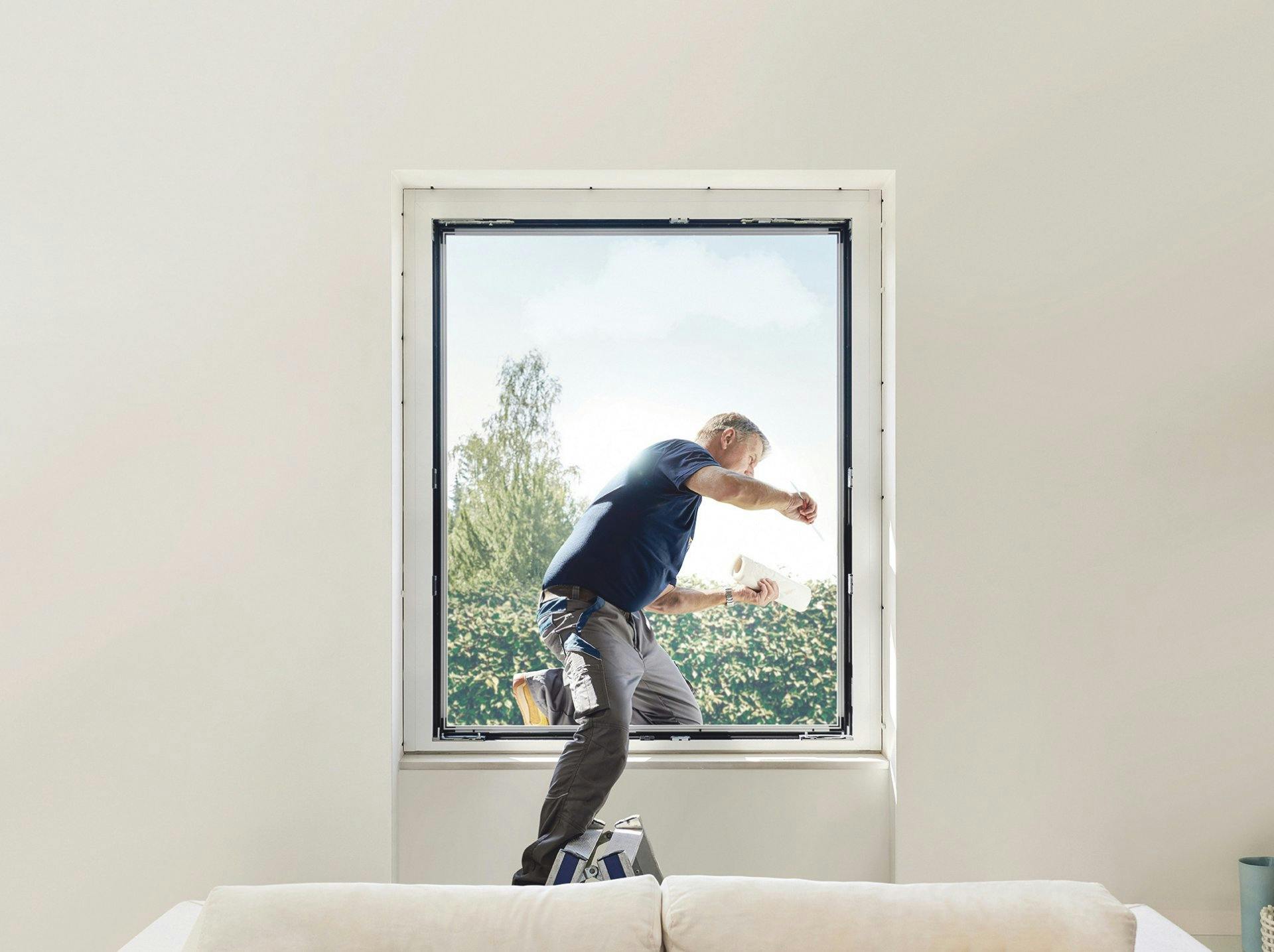 Étanchéité: un joint extérieur permet de garantir 
une étanchéité extérieure parfaite. Une liste de finition intérieure affleurée permet de couvrir le...