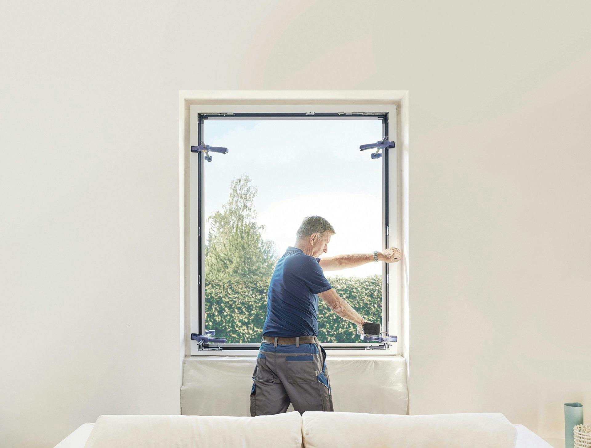 Montage des cadres RF1: le cadre de rénovation est vissé directement sur l’ancien cadre, qui sert de support.