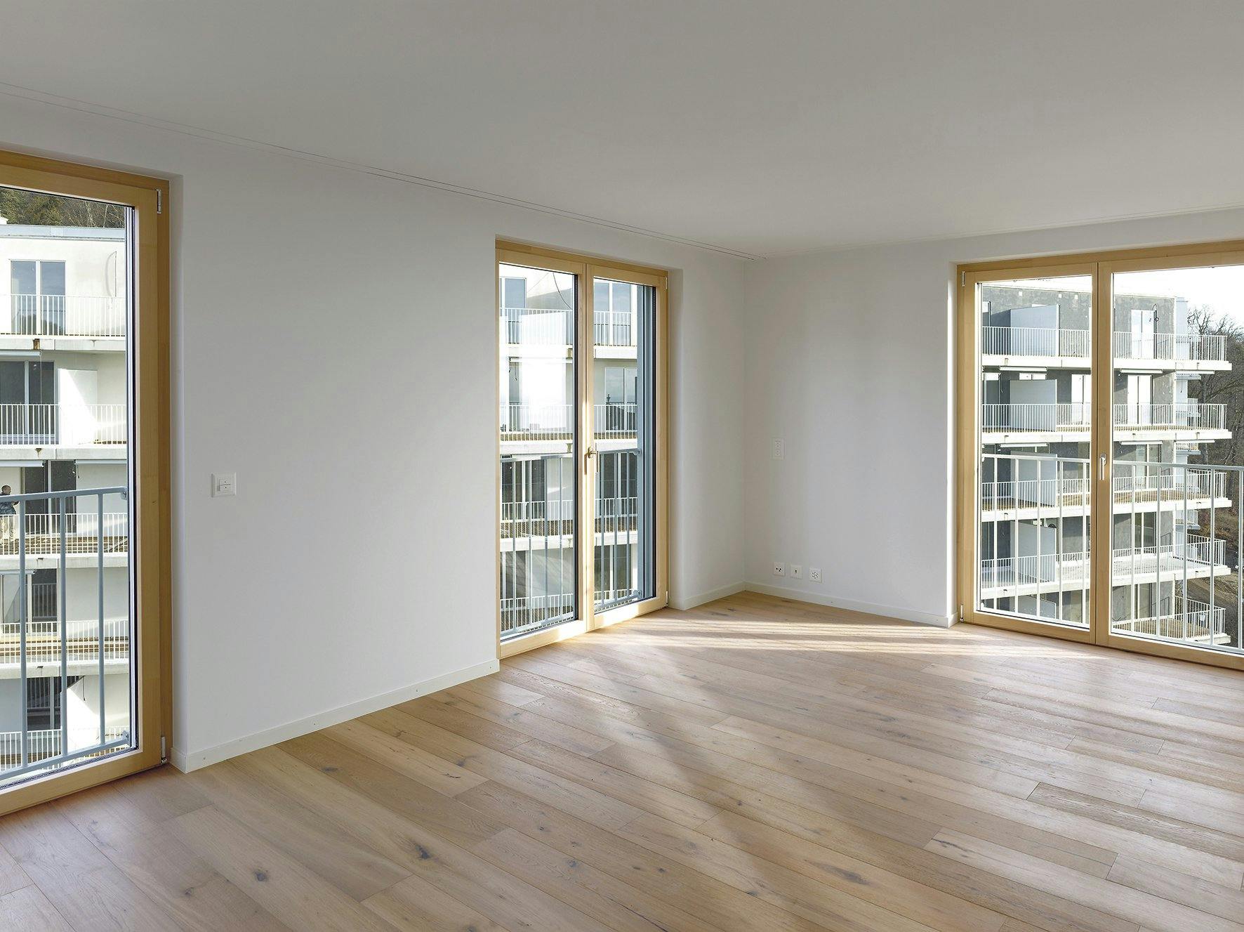 Le design et le confort sont le signe distinctif des fenêtres en bois-métal, qui en font de précieuses alliées des logements suisses.