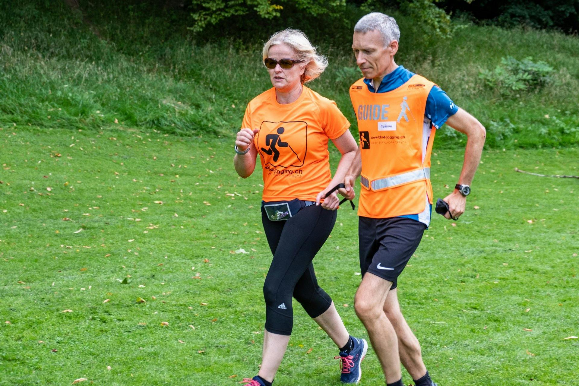 E le corritrici e i corridori ipovedenti si divertono a fare movimento. Non è raro che nascano delle amicizie.