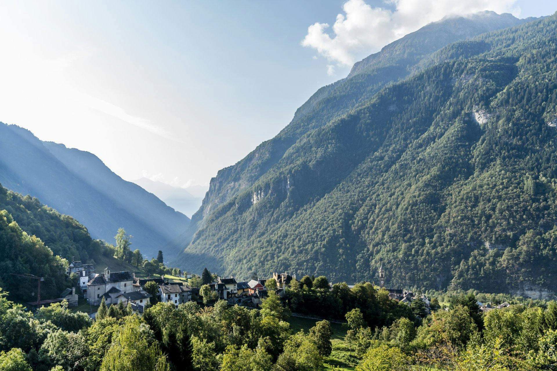 Die 9,5 Kilometer lange Route beginnt im historischen Zentrum des Dörfchens Varzo.