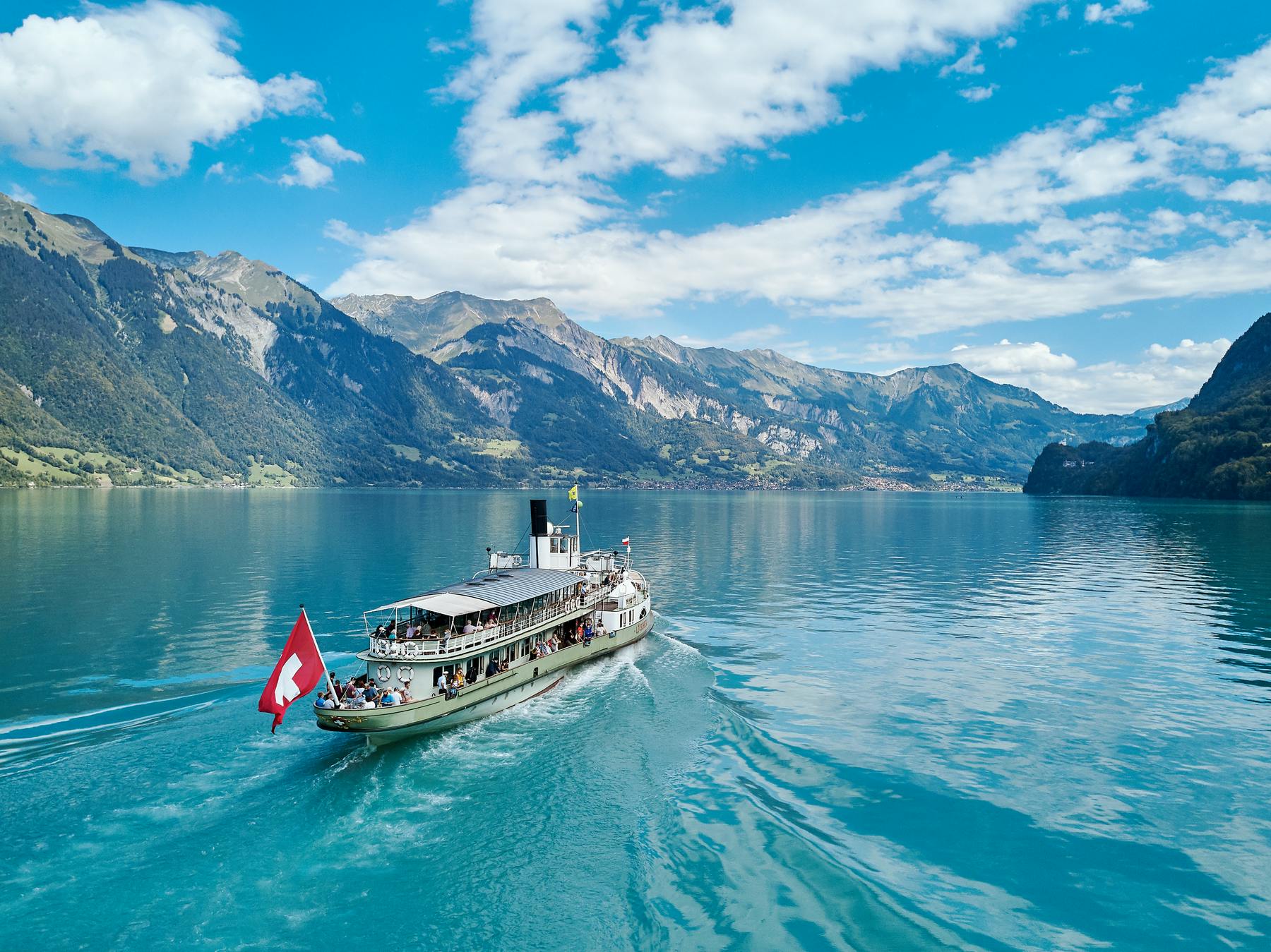 Mit dem Dampfschiff Lötschberg gemütlich von Interlaken Ost über den Brienzersee nach Brienz tuckern.