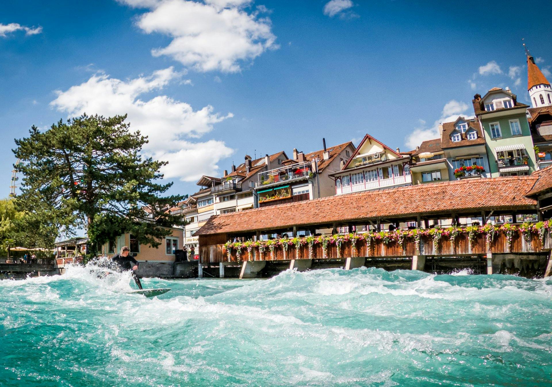 Die Schleusen und Holzbrücken von Thun laden auch zum Surfen ein.