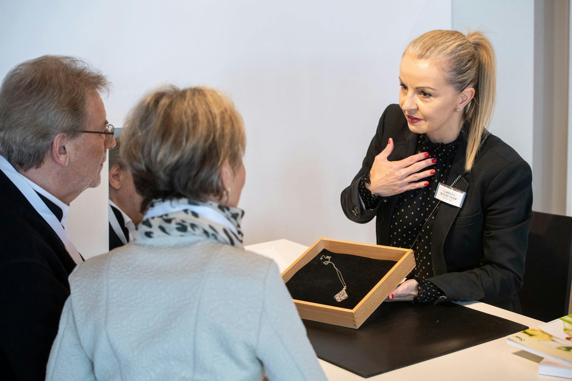 Die Schmuckexpertin bei der Begutachtung und Schätzung eines Art Déco-Schmuckstückes.