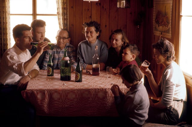 Gute Tischgespräche bleiben in Erinnerung: Bruno (ganz links) und Rosina (ganz rechts) sitzen mit ihren Kindern Kerstin und Horst 
und der Familie von Bruno beisammen und geniessen einen guten Schluck. Gute Tischgespräche bleiben in Erinnerung: Bruno (ganz links) und Rosina (ganz rechts) sitzen mit ihren Kindern Kerstin und Horst 
und der Familie von Bruno beisammen und geniessen einen guten Schluck.