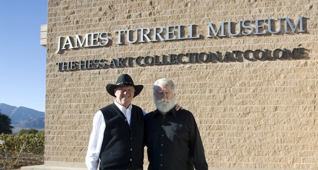 Le propriétaire du domaine Donald Hess (à gauche) avec l'artiste James Turrell. Le propriétaire du domaine Donald Hess (à gauche) avec l'artiste James Turrell.