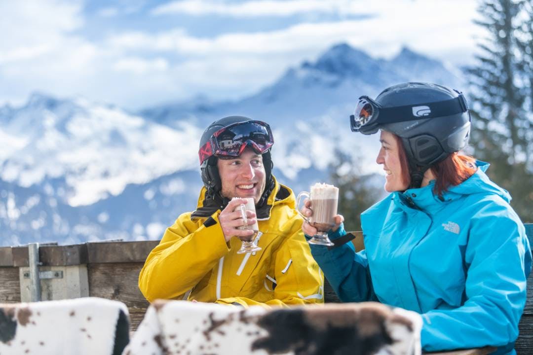 Roggis Baizli ist der Treffpunkt am Berg. Die grosse Sonnenterrasse mit wunderbarer Aussicht ins Tal und in die umliegende Bergwelt lädt ein, die fein...